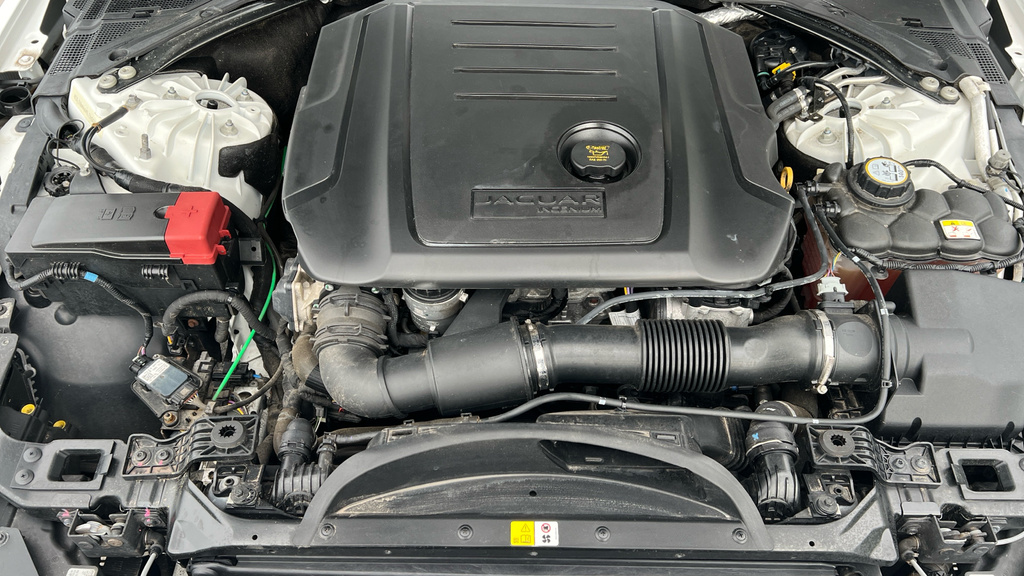 Jaguar XE 2.0I Gpf R-sport Euro 6 Ss Black #16