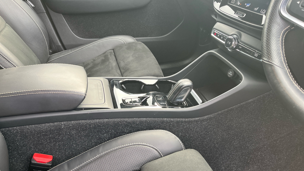 Volvo XC40 T5 257Bhp Recharge Inscription Pro - Harman K White #26