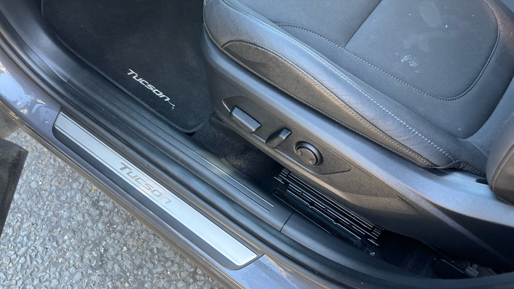 Hyundai Tucson 1.6T Advance Estate White #37