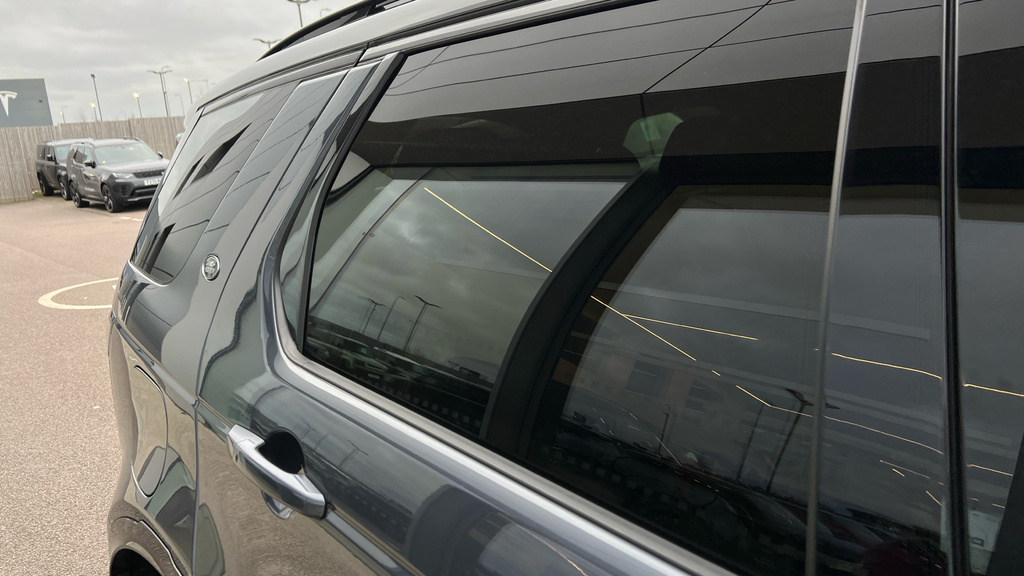 Land Rover Discovery Sport Metropolitan Black #52