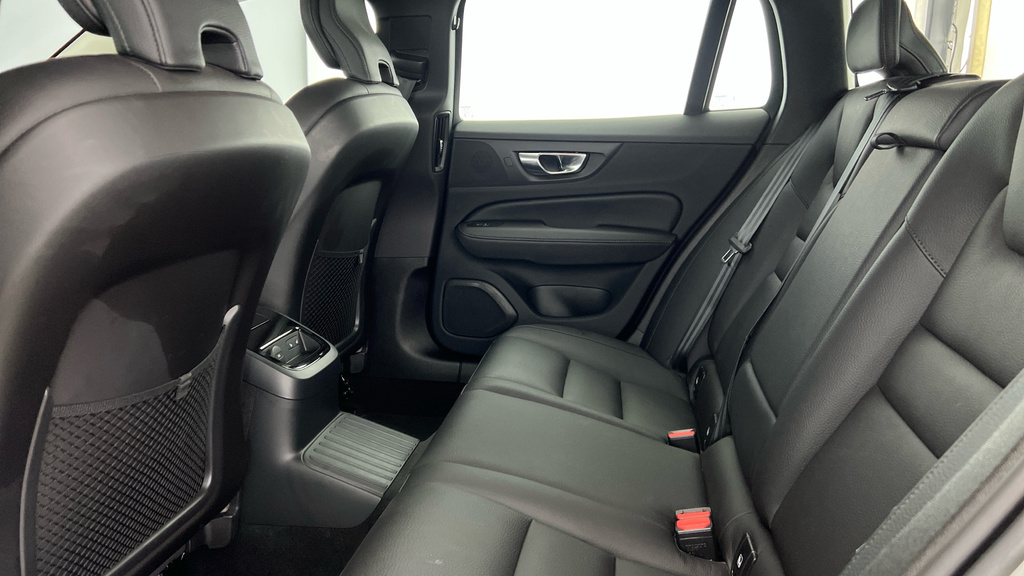 Volvo V60 2.0 B3 Mhev Momentum Estate Hybrid Dct Black #7