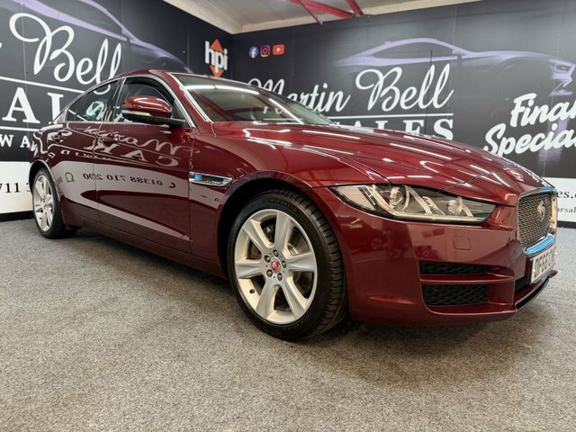Jaguar XE 2.0I Portfolio Red