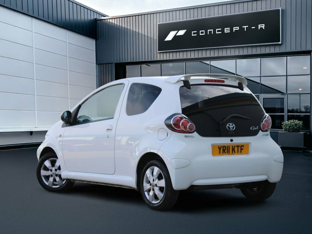 Toyota Aygo 1L Go White #2
