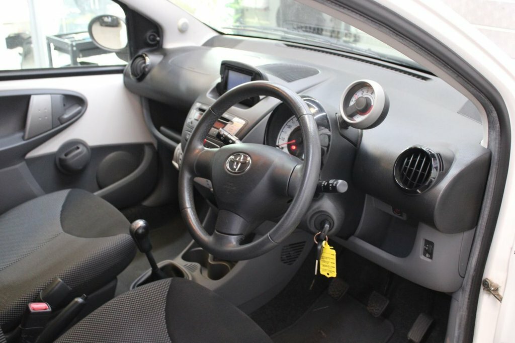 Toyota Aygo 1.0 Vvt-i Go 67 Bhp White #13