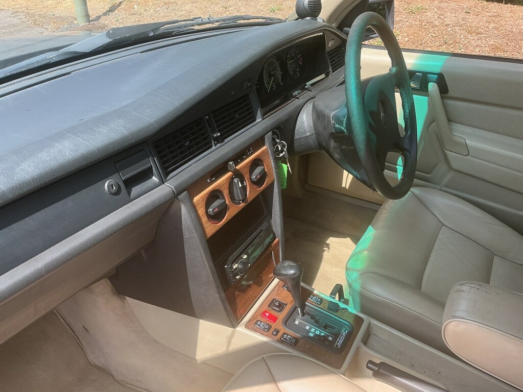 Mercedes-Benz 190 Saloon Green #8