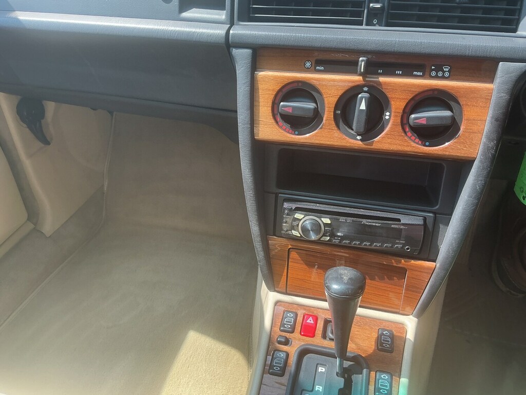 Mercedes-Benz 190 Saloon Green #12