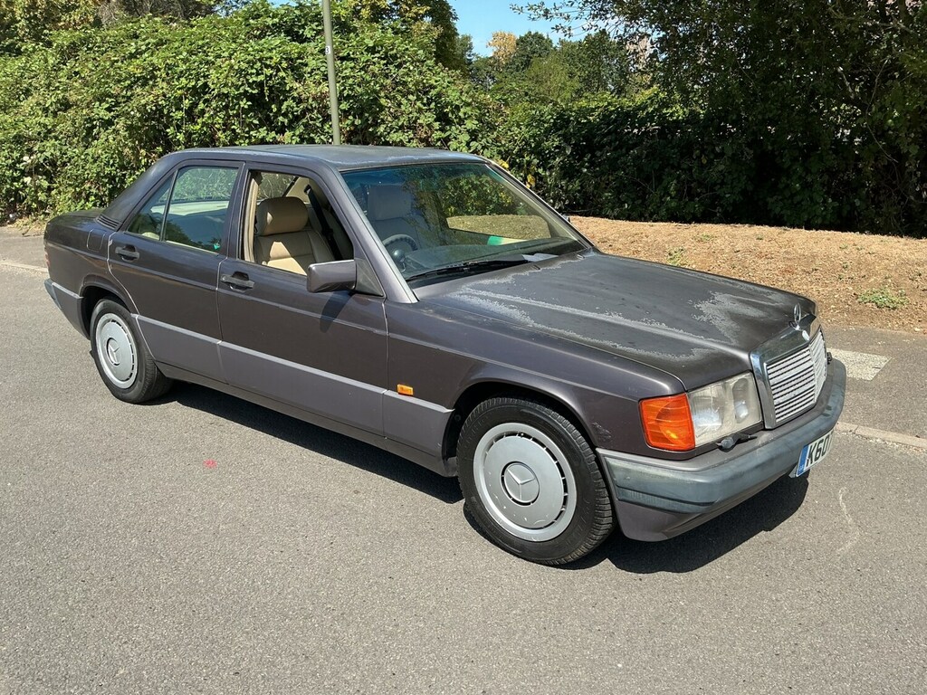 Mercedes-Benz 190 Saloon Green #11