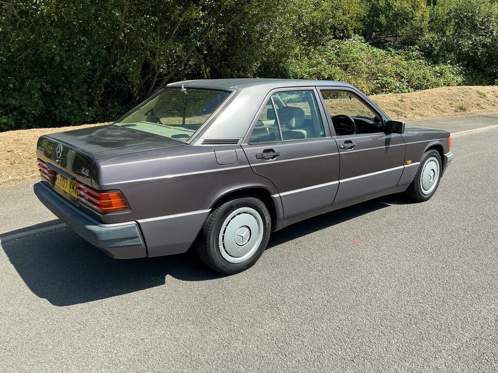 Mercedes-Benz 190 Saloon Green #9