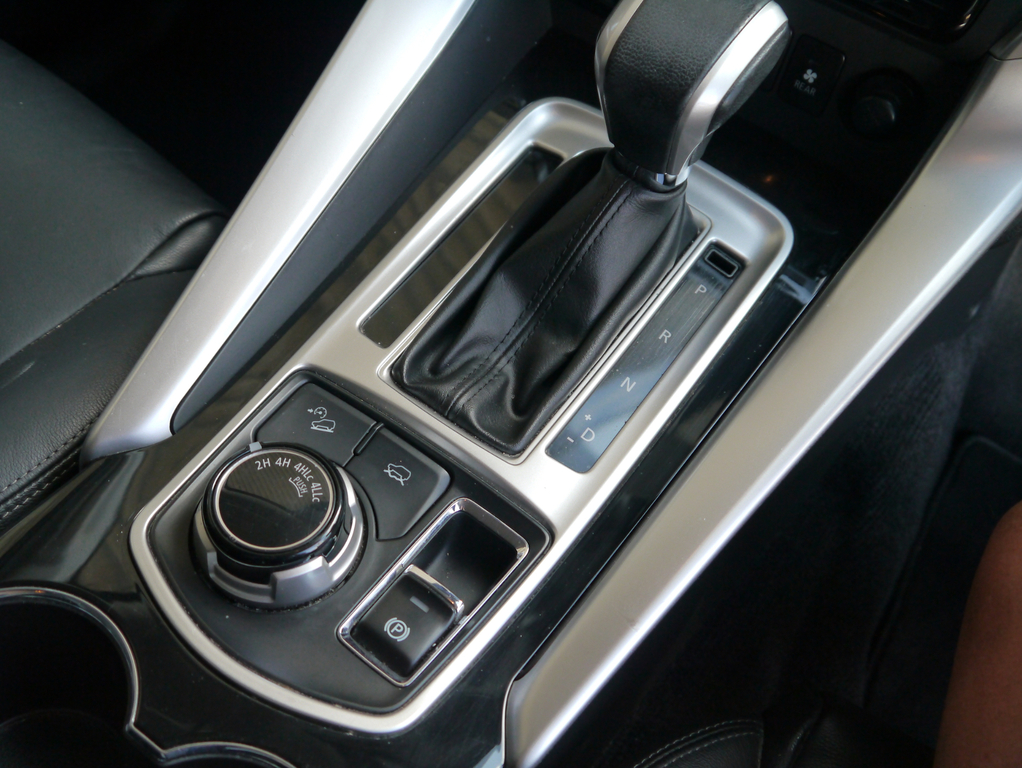 Mitsubishi Shogun Sport 2.4L 4 White #27