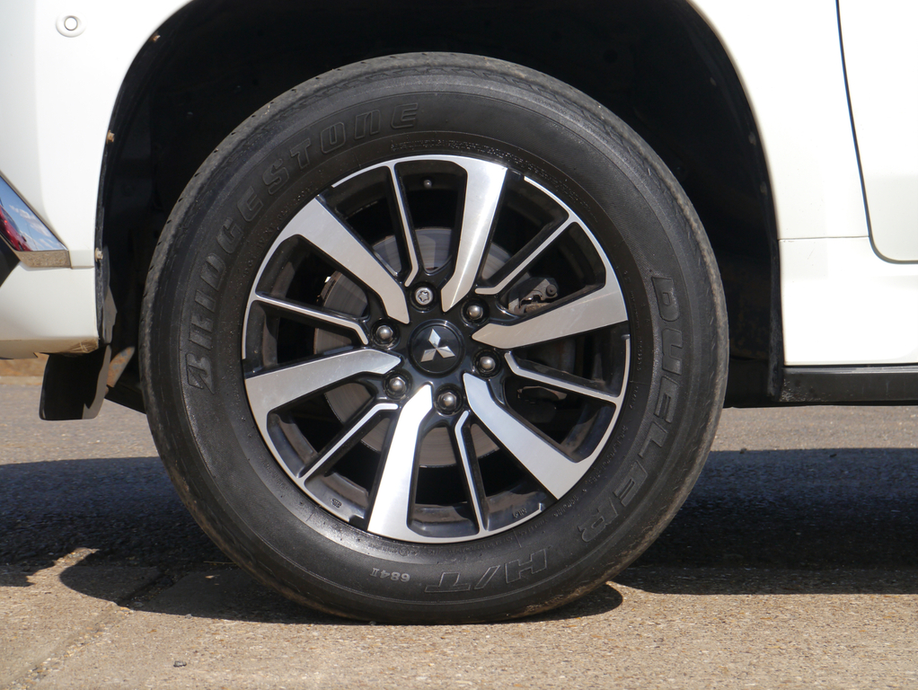 Mitsubishi Shogun Sport 2.4L 4 White #21
