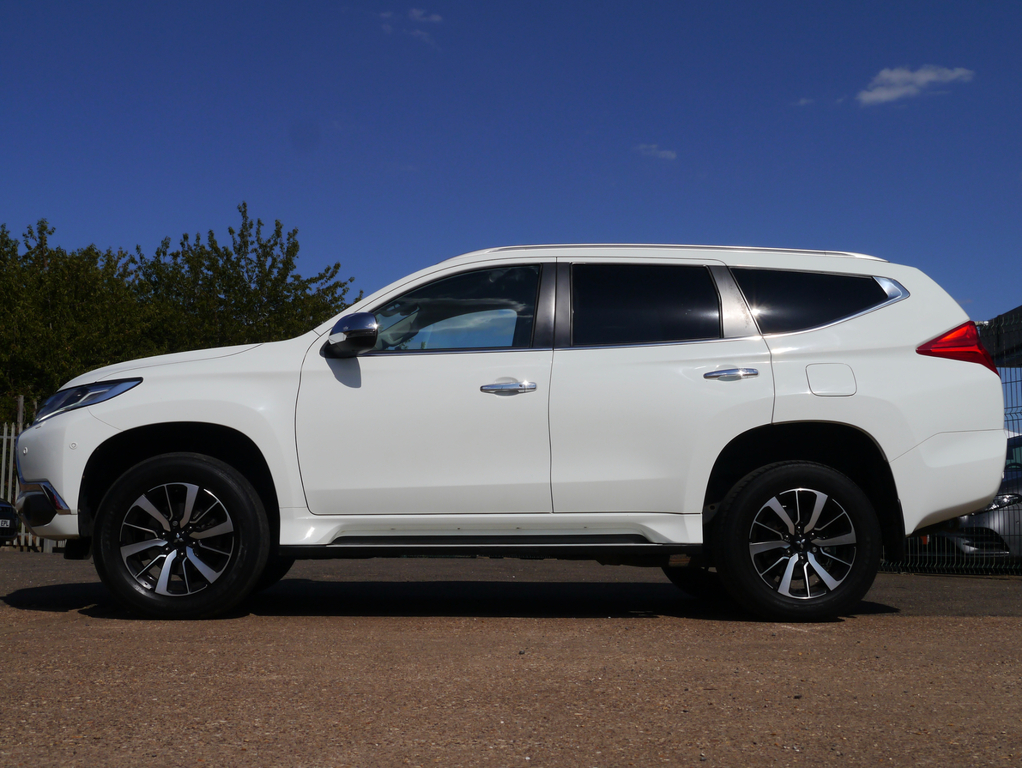 Mitsubishi Shogun Sport 2.4L 4 White #10