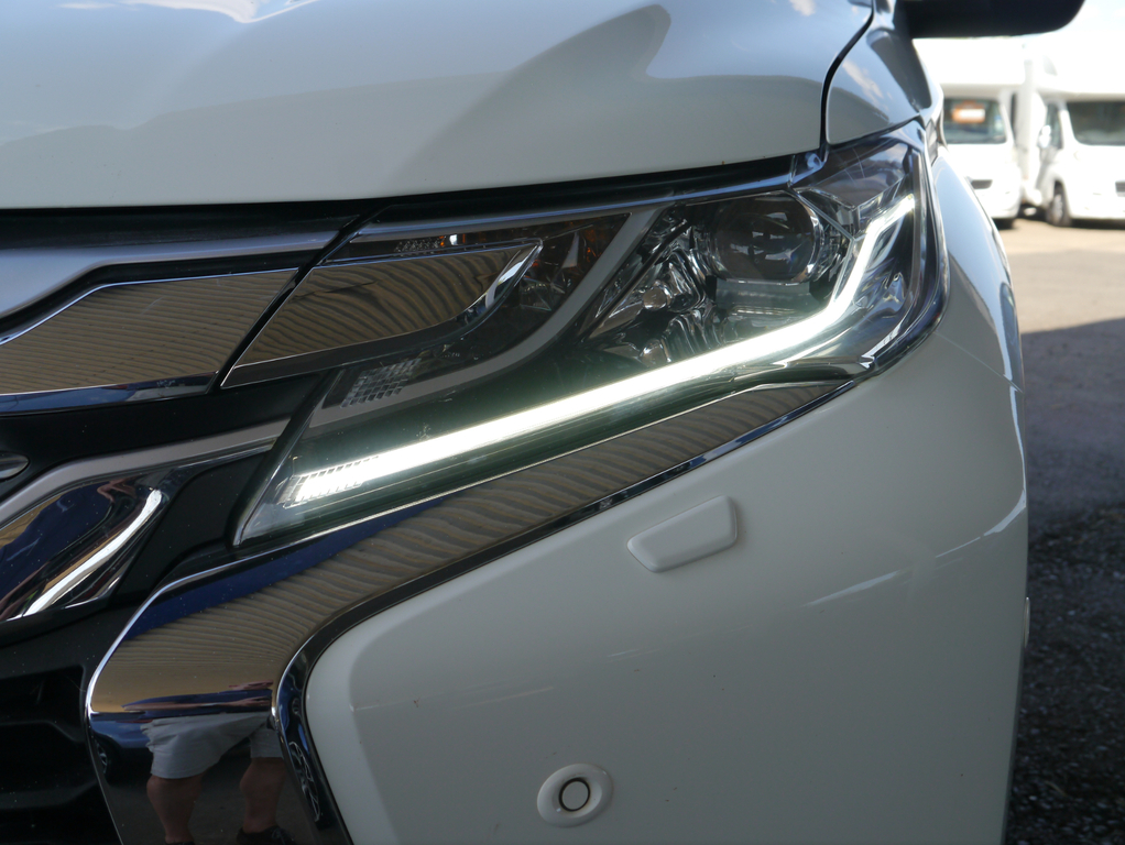 Mitsubishi Shogun Sport 2.4L 4 White #39