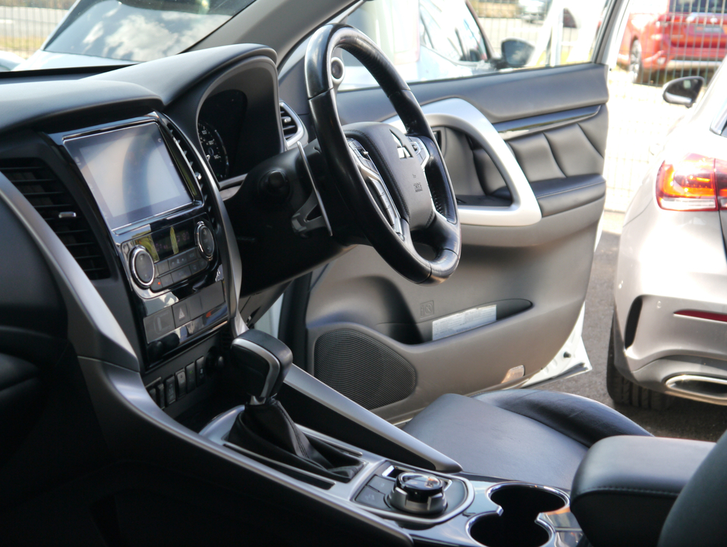 Mitsubishi Shogun Sport 2.4L 4 White #31