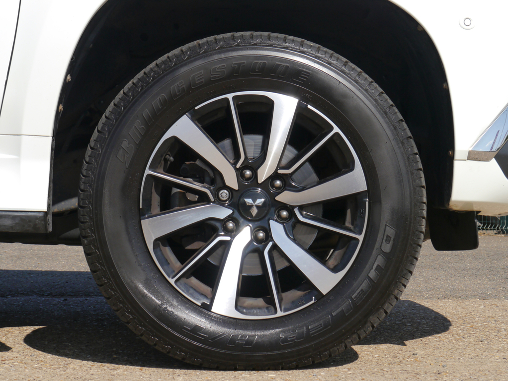 Mitsubishi Shogun Sport 2.4L 4 White #19
