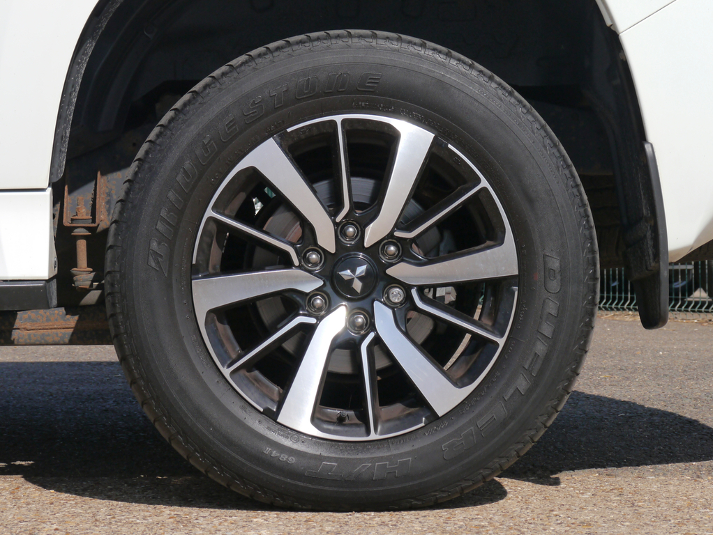 Mitsubishi Shogun Sport 2.4L 4 White #18