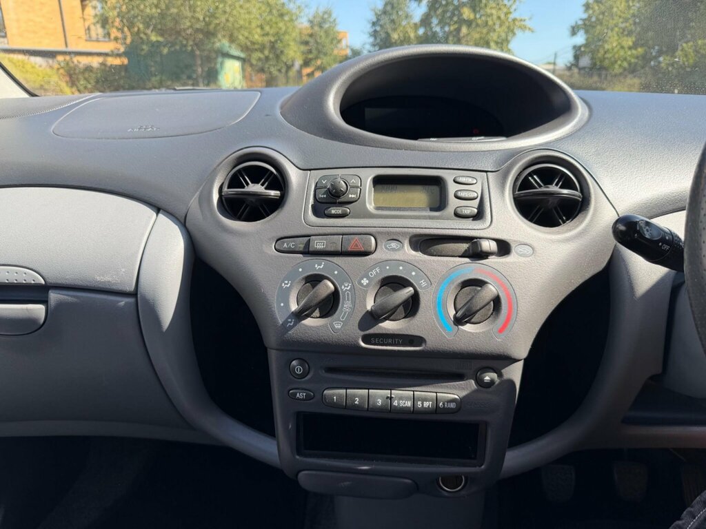 Toyota Yaris 1.0 Vvt-i Colour Collection Red #12