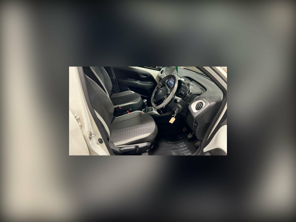 Toyota Aygo 1.0 Vvt-i X-play Euro 6 White #2