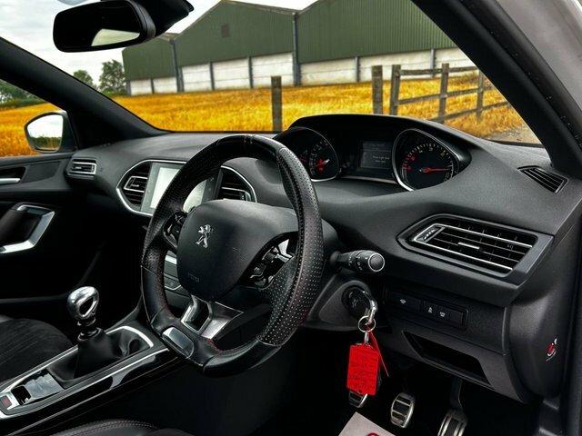 Peugeot 308 1.2 Puretech 130 Allure White #31