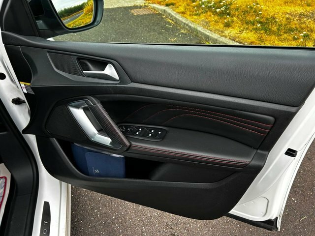 Peugeot 308 1.2 Puretech 130 Allure White #30