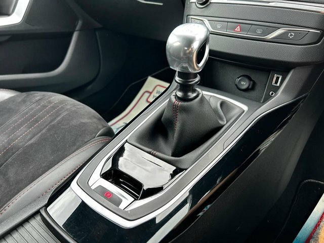 Peugeot 308 1.2 Puretech 130 Allure White #40