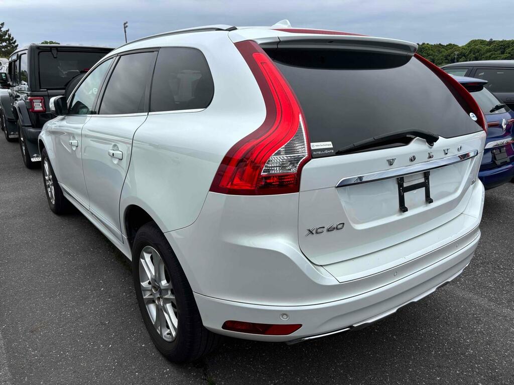 Volvo XC60 Se White #3
