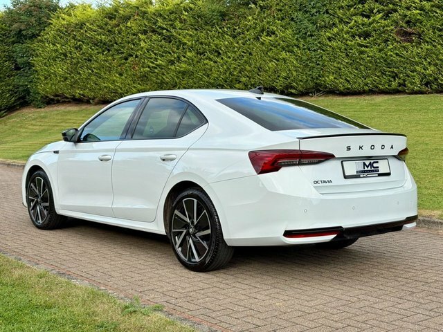 Skoda Octavia 2.0 Tdi Sportline Hatchback White #5
