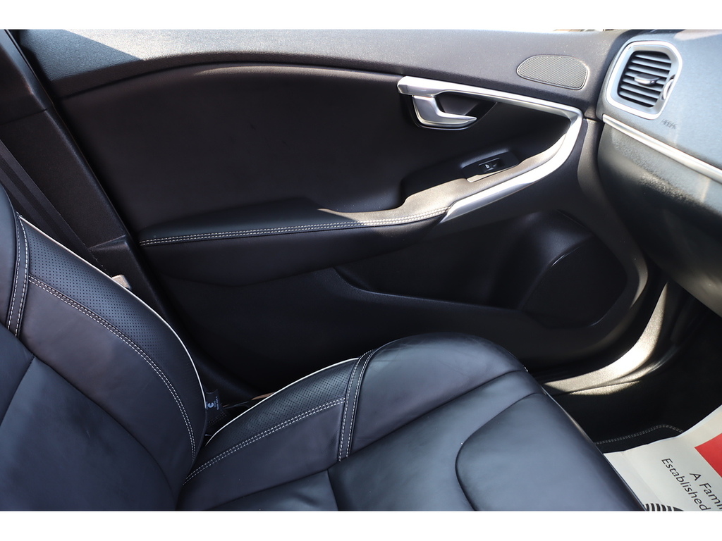 Volvo V40 D3 Inscription Panoramic Roof, Memory Seats, Black #34