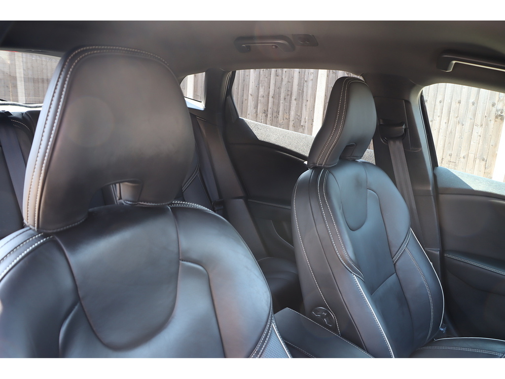 Volvo V40 D3 Inscription Panoramic Roof, Memory Seats, Black #13