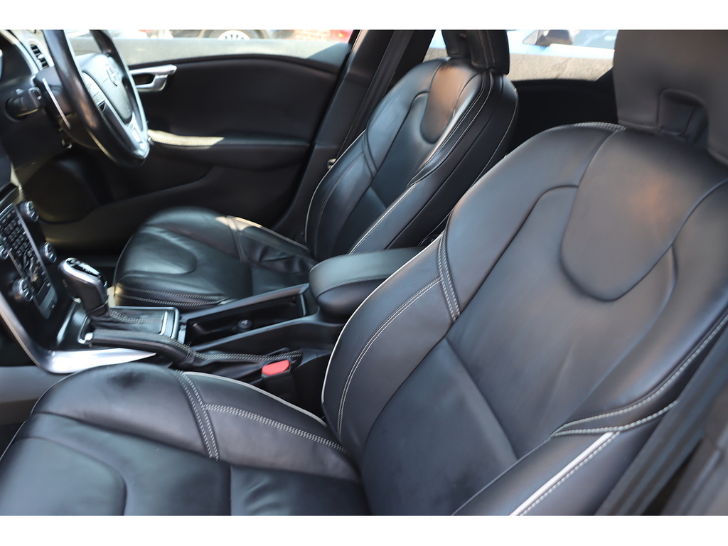 Volvo V40 D3 Inscription Panoramic Roof, Memory Seats, Black #24