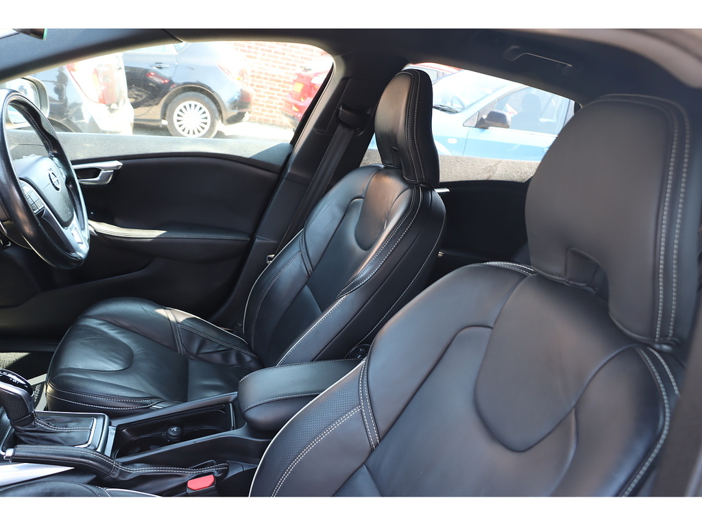 Volvo V40 D3 Inscription Panoramic Roof, Memory Seats, Black #25