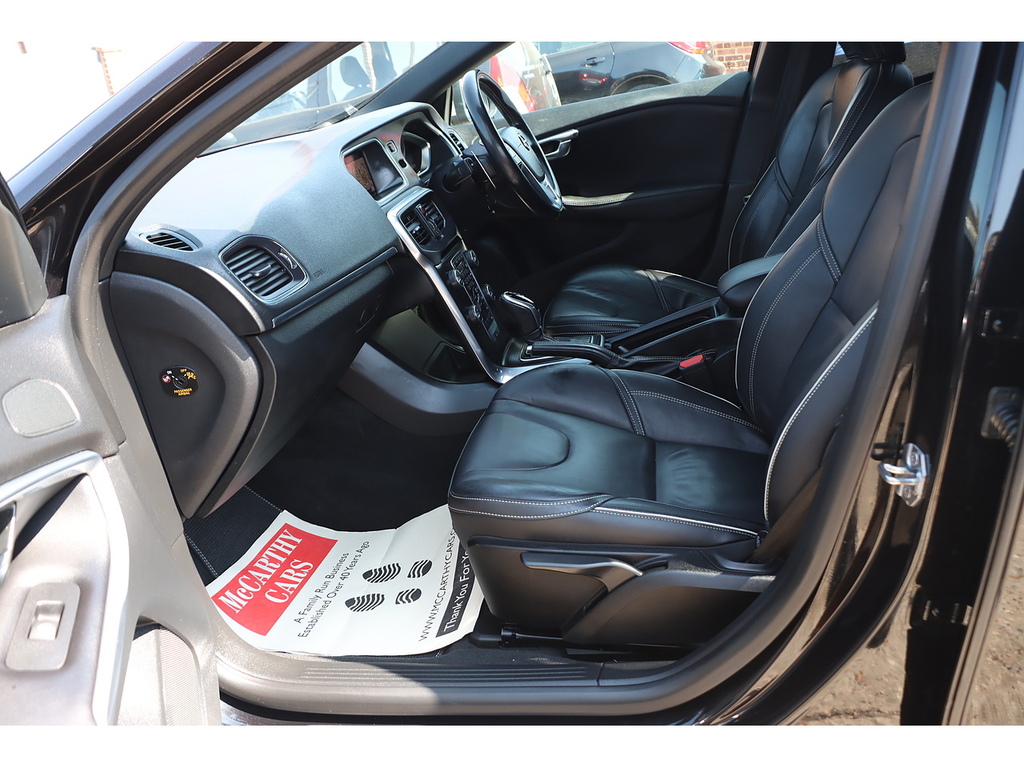 Volvo V40 D3 Inscription Panoramic Roof, Memory Seats, Black #22