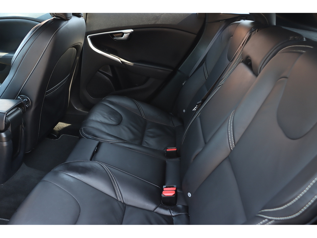 Volvo V40 D3 Inscription Panoramic Roof, Memory Seats, Black #28