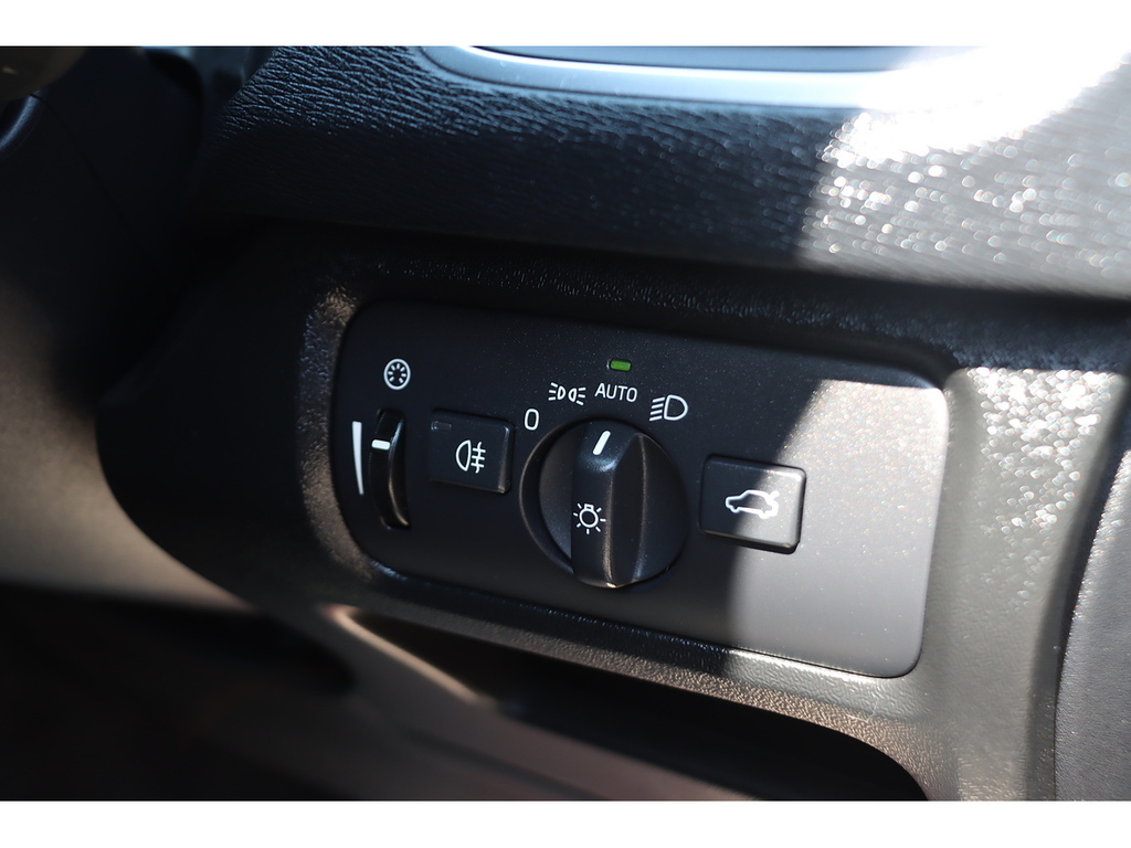 Volvo V40 D3 Inscription Panoramic Roof, Memory Seats, Black #15