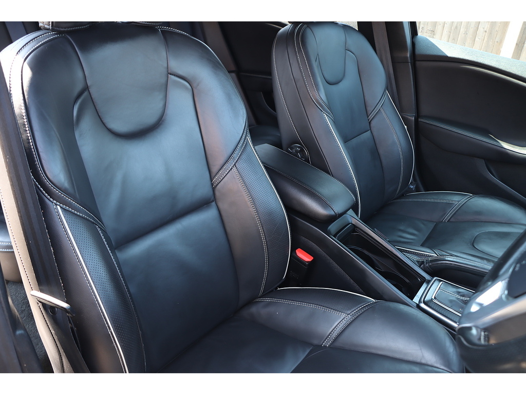 Volvo V40 D3 Inscription Panoramic Roof, Memory Seats, Black #14