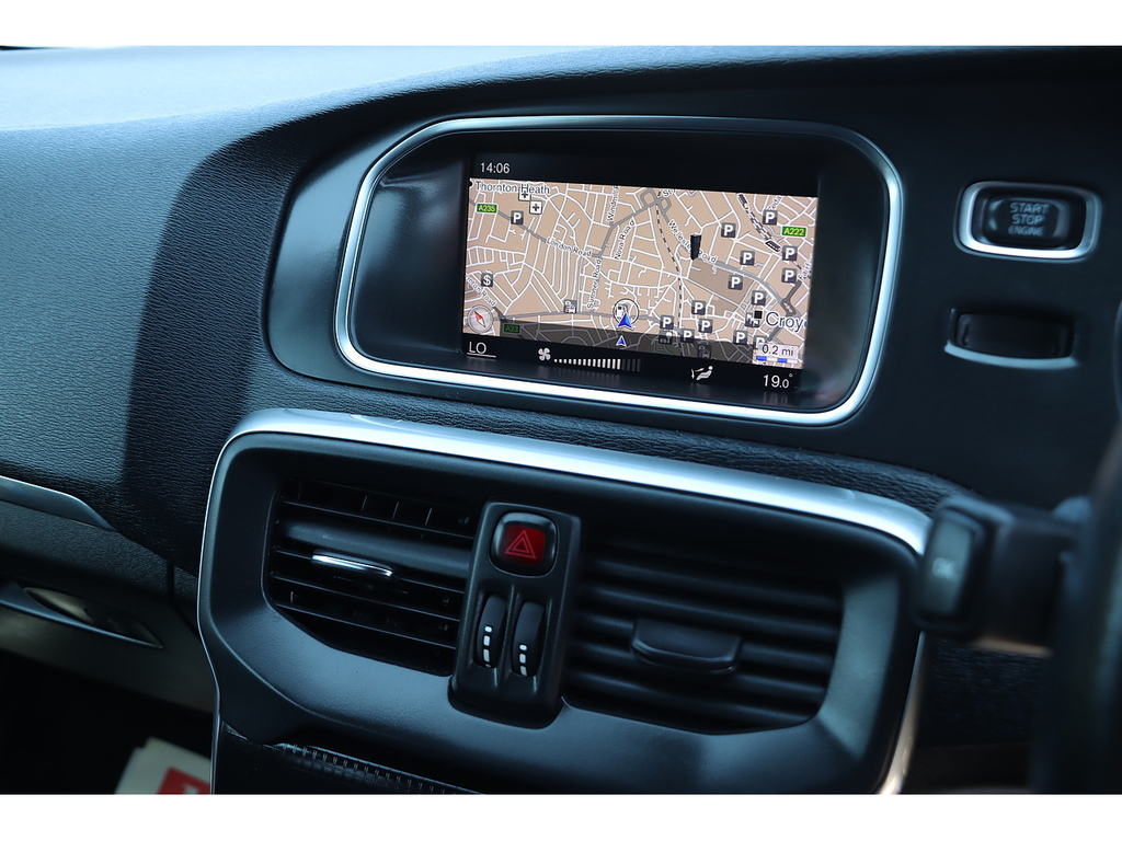 Volvo V40 D3 Inscription Panoramic Roof, Memory Seats, Black #37