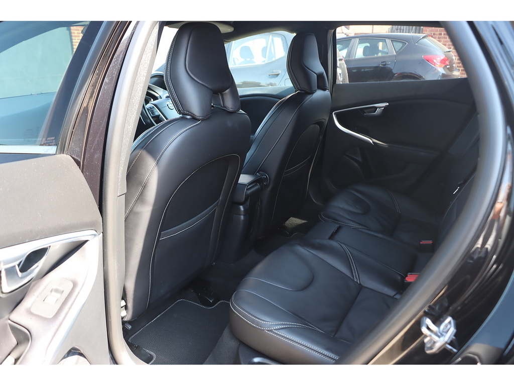 Volvo V40 D3 Inscription Panoramic Roof, Memory Seats, Black #26