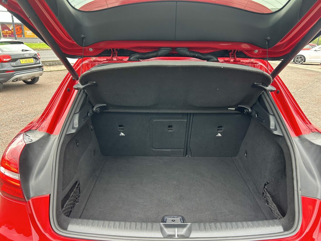 Mercedes-Benz GLA Class Gla 180 Amg Line Edition LP69WXM Red #6