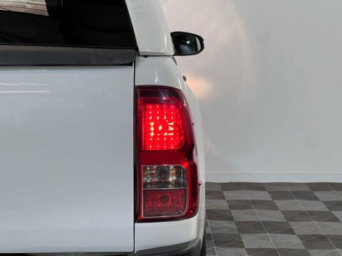 Toyota HILUX Invincible Dcab Pick Up 2.4 D-4d Grey #57
