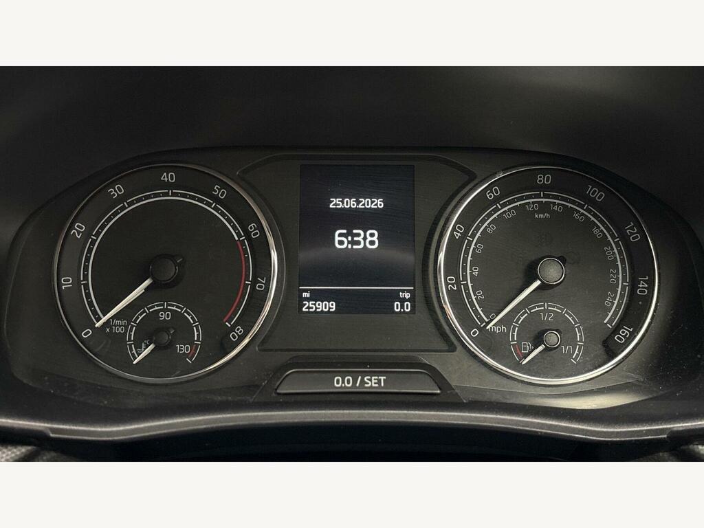 Skoda Fabia 1.0 Mpi 80Ps Se Comfort 5-Dr Hatchback White #9