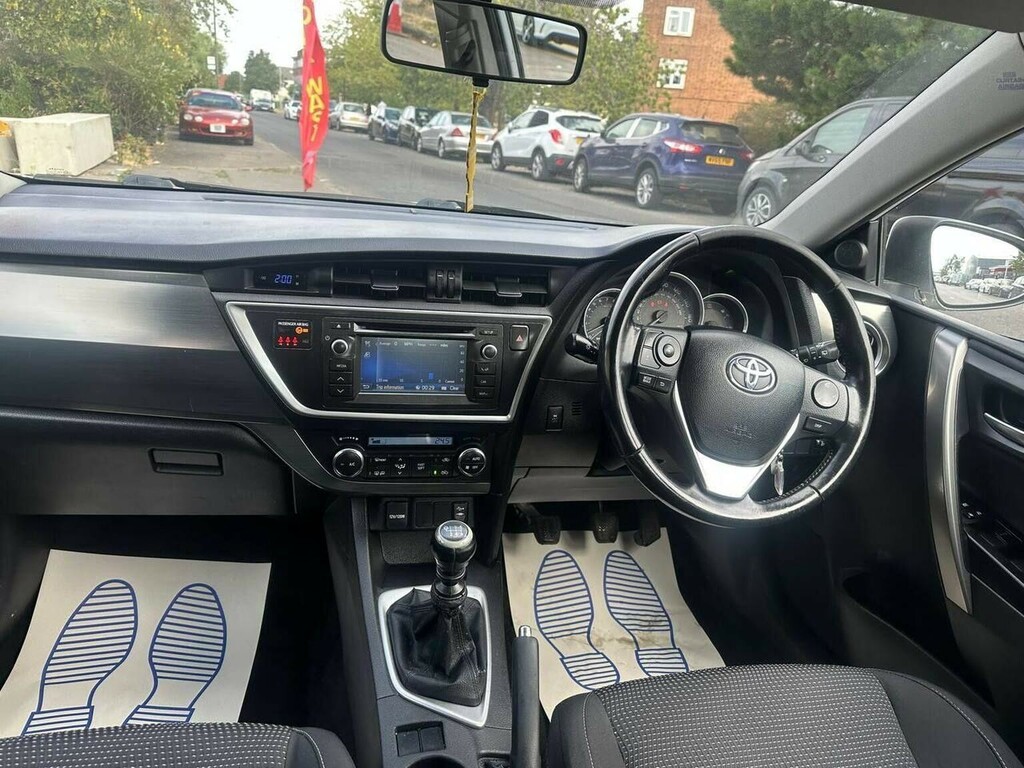 Toyota Auris Hatchback 1.6 V-matic Icon Euro 5 201464 LV64EES White #2
