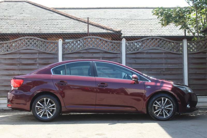 Toyota Avensis 2.2 D-cat Tr Red #5