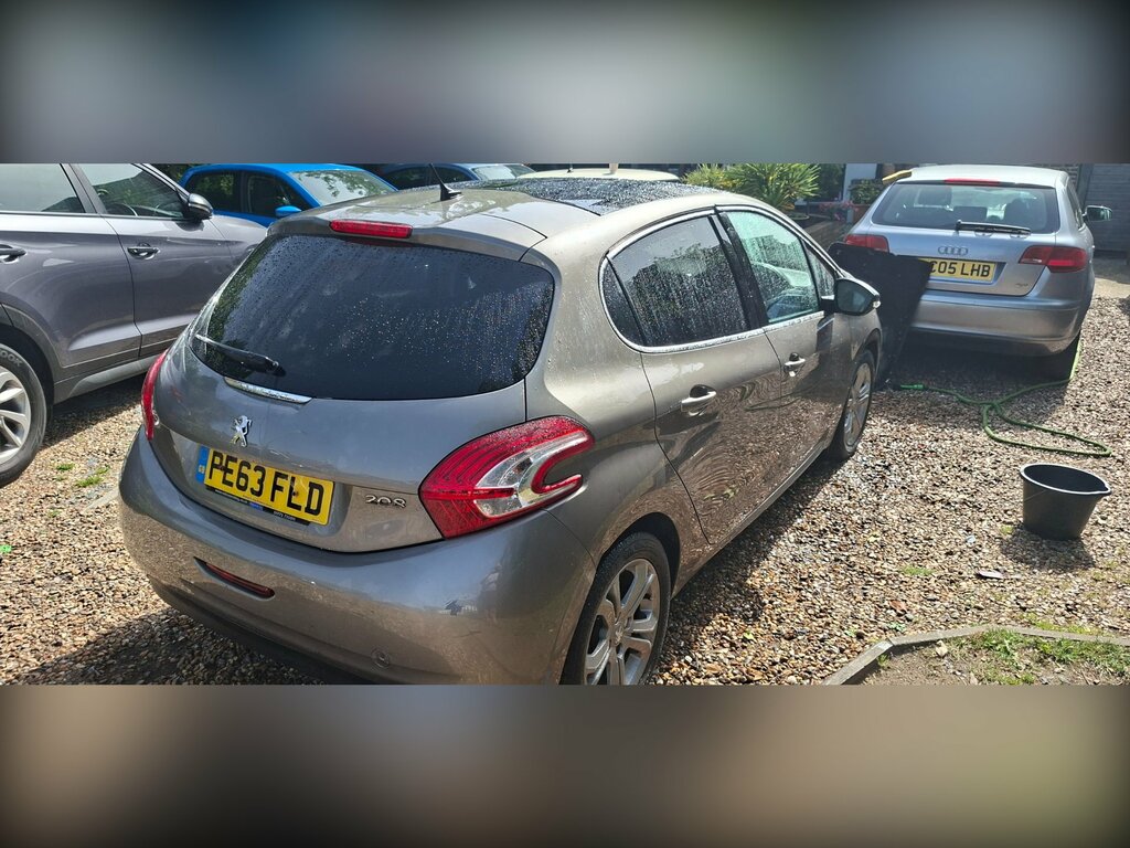 Peugeot 208 Hatchback 1.2 Vti Allure Euro 5 201363 Black #4