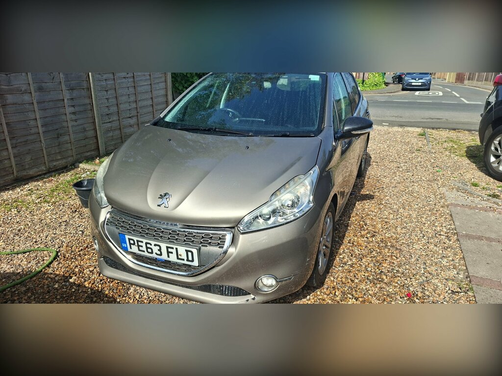 Peugeot 208 Hatchback 1.2 Vti Allure Euro 5 201363 Black #1