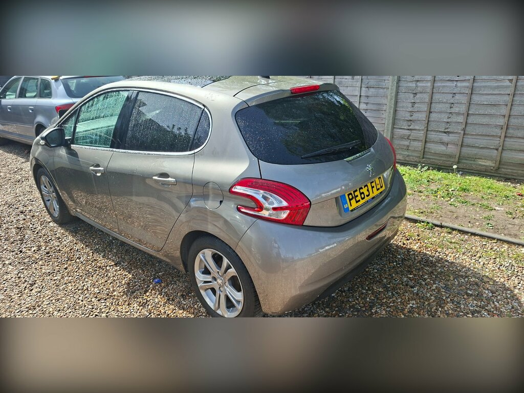 Peugeot 208 Hatchback 1.2 Vti Allure Euro 5 201363 Black #3