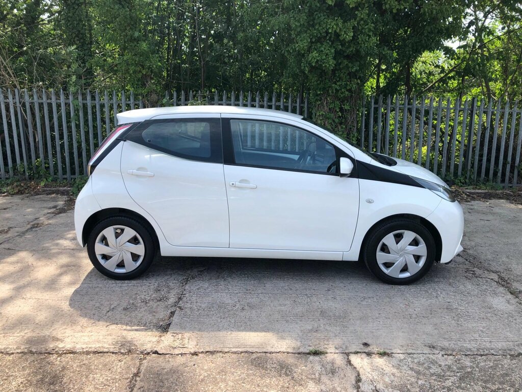 Toyota Aygo 1.0 Vvt-i X-play X-shift Euro 5 Euro 5 White #2