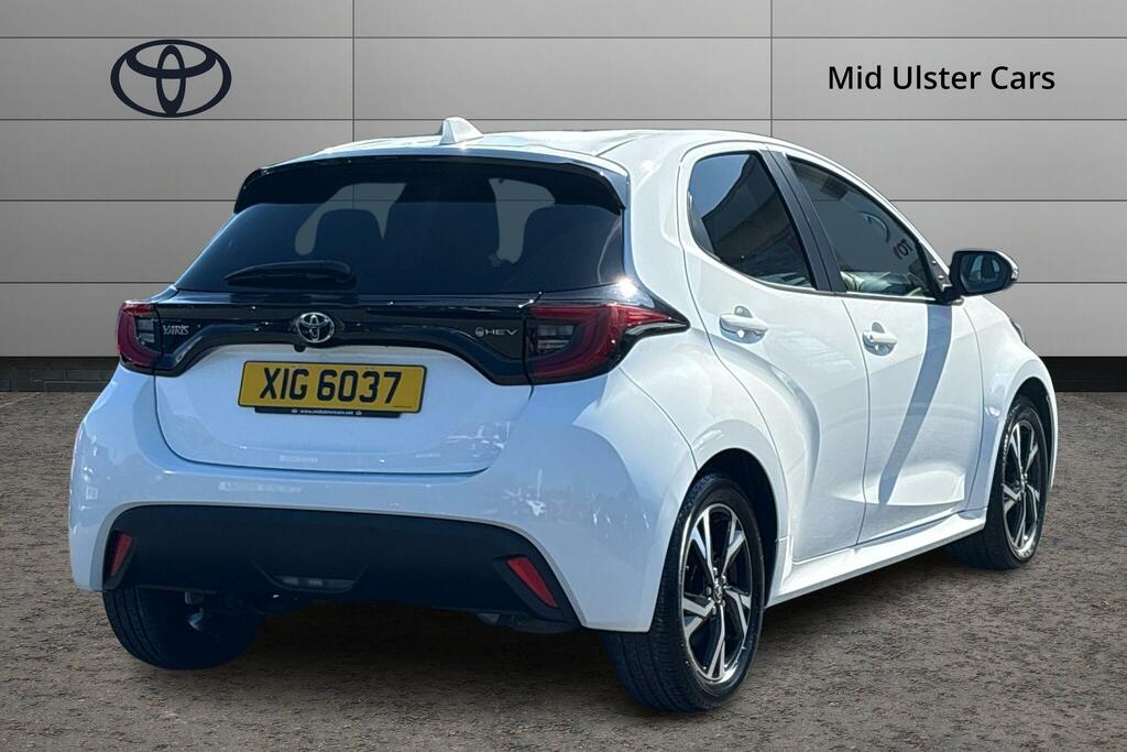 Toyota Yaris 1.5 Hybrid Design Cvt XIG6037 White #2