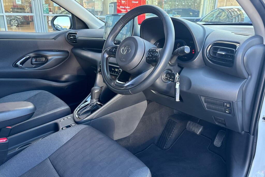 Toyota Yaris 1.5 Hybrid Design Cvt XIG6037 White #5