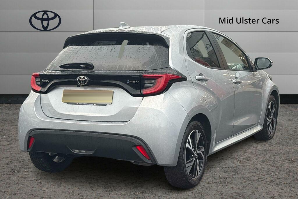Toyota Yaris 1.5 Hybrid Design Cvt FG25EPO Silver #2