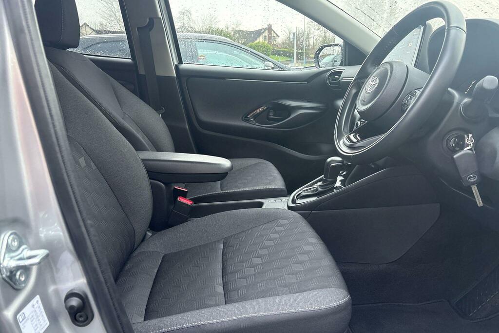 Toyota Yaris 1.5 Hybrid Design Cvt FG25EPO Silver #6