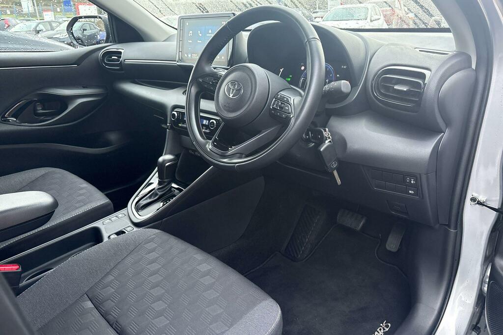 Toyota Yaris 1.5 Hybrid Design Cvt FG25EPO Silver #5